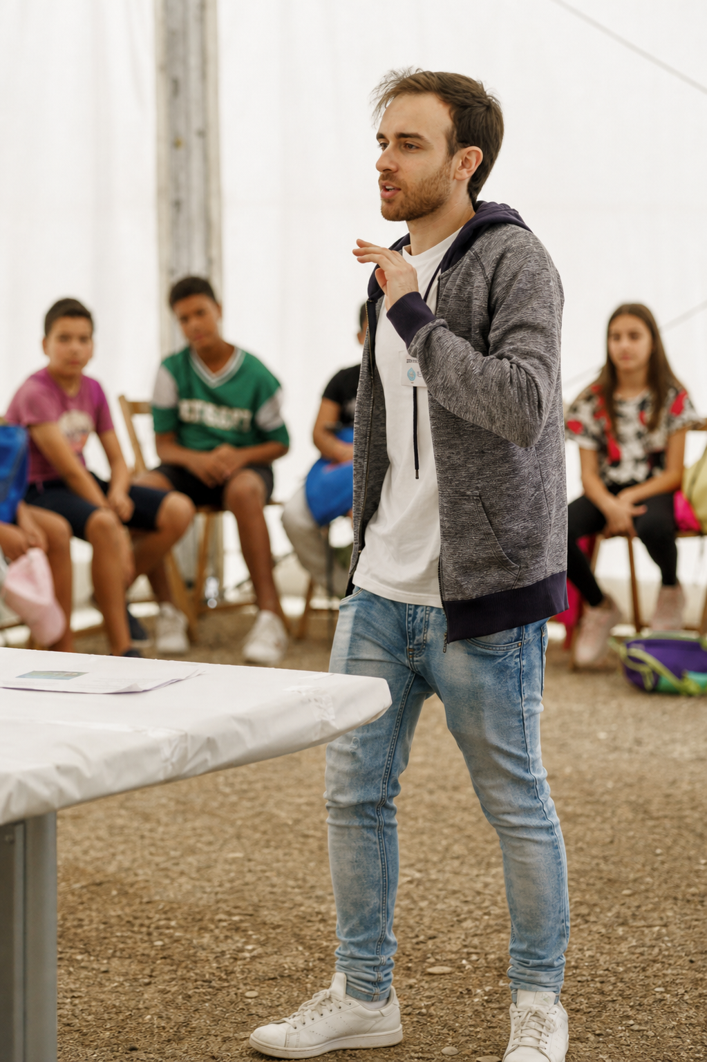 Samuel Roldán explicando un tema ante un grupo infantil
